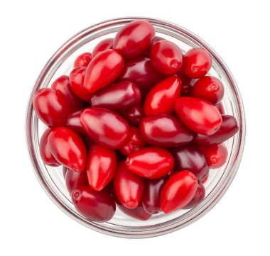 Kornelian kirazı beyaz manzarada izole edilmiş bir kase yolunda.