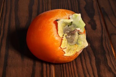 Kahverengi ahşap arka planda hurma