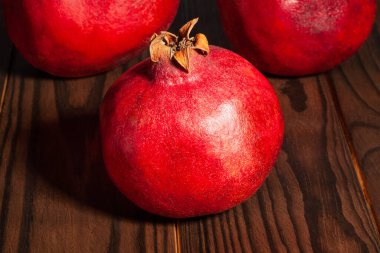 Kahverengi ahşap zemin üzerinde nar