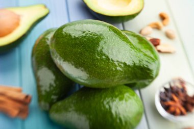 Ahşap arka planda avokado grubu