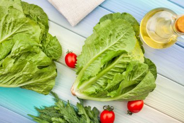 Ahşap arka planda romaine marulu