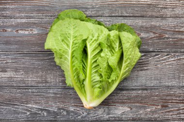 Ahşap arka planda romaine marulu