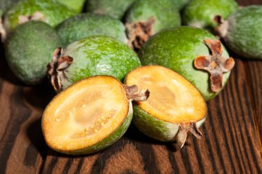 Tahta arka planda dilimlenmiş feijoa grubu