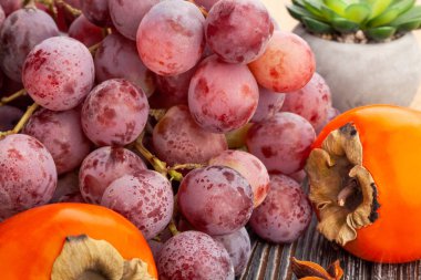 Ahşap zemin üzerinde kırmızı üzüm