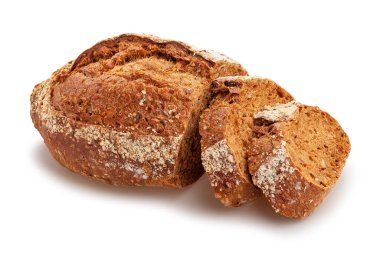 Dilimlenmiş kahverengi ekmek yolu beyazda izole edilmiş