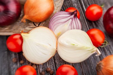 Ahşap arka planda dilimlenmiş renkli soğanlar.