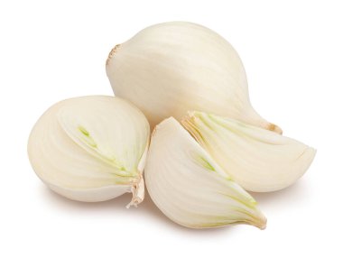 Dilimlenmiş beyaz soğan yolu beyaza izole edilmiş.