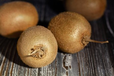 kivi grubu tahta arkaplanda