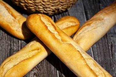 Tahta zemin üzerinde baget grubu