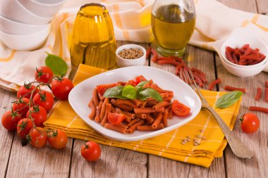 Kirazlı domates ve fesleğenli mercimek makarna.