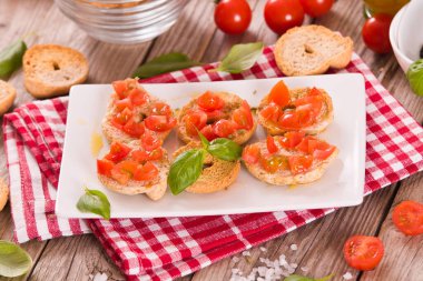 Kirazlı domates ve fesleğenli friselle..