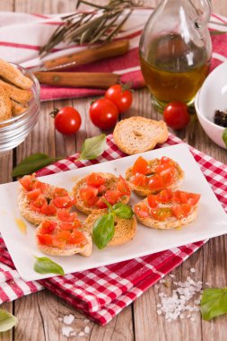 Kirazlı domates ve fesleğenli friselle..