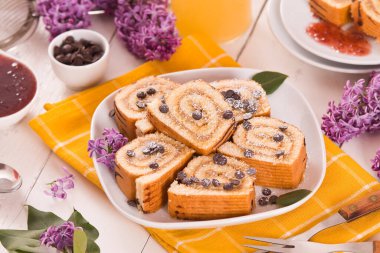 İsviçre usulü kek, çikolata parçacıklı..