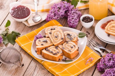 İsviçre usulü kek, çikolata parçacıklı..