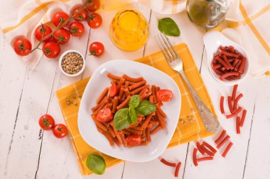 Kirazlı domates ve fesleğenli mercimek makarna.