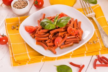 Kirazlı domates ve fesleğenli mercimek makarna.