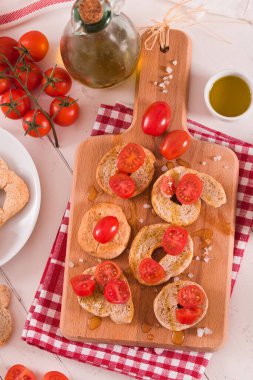 Kirazlı domates ve zeytinyağlı friselle..