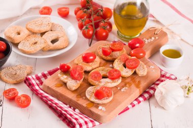 Kirazlı domates ve zeytinyağlı friselle..