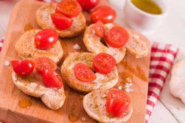 Kirazlı domates ve zeytinyağlı friselle..