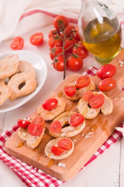 Kirazlı domates ve zeytinyağlı friselle..