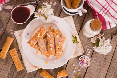 Beyaz tabakta şekerli puf böreği..