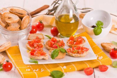 Kirazlı domates ve fesleğenli friselle..