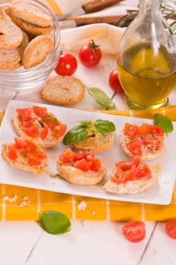 Kirazlı domates ve fesleğenli friselle..