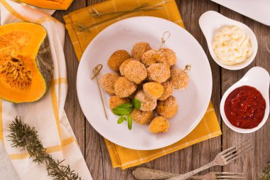 Beyaz tabakta balkabaklı tavuk köftesi..