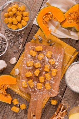 Kesme tahtasında çiğ balkabağı gnocchi.