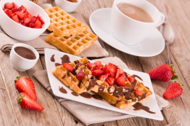 Çilekli waffle ve çikolatalı krema..