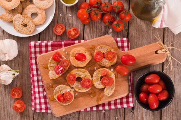 用樱桃 西红柿和橄榄油装饰的弗里斯兰 — 图库照片