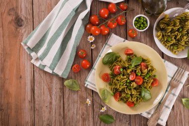 Kiraz domatesli ve bezelyeli Fusilli makarna..