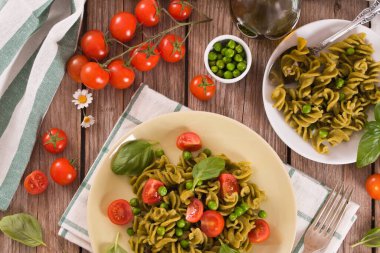 Kiraz domatesli ve bezelyeli Fusilli makarna..