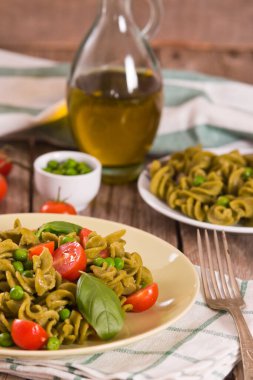 Kiraz domatesli ve bezelyeli Fusilli makarna..