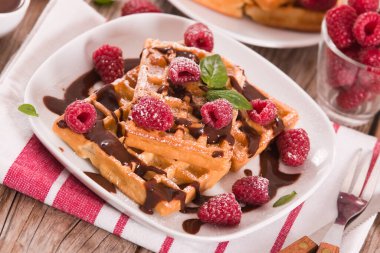 Ahududu ve çikolata kremalı waffle..