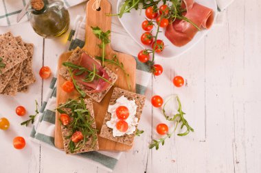 Susamlı kızarmış çavdar ekmeği, jambon ve süzme peynir..