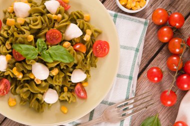 Kiraz domatesli ve tatlı mısırlı Fusilli makarna..