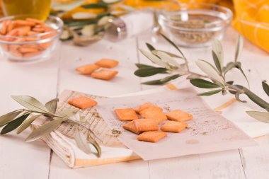 Kurabiye ve zeytinyağlı Crostini ekmeği..