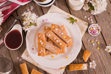 Beyaz tabakta şekerli puf böreği...