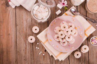 Canestrelli bisküvileri. Beyaz tabakta krema şekeri..