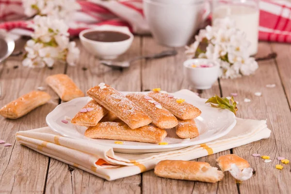 Biscuits Feuilletés Avec Sucre Glace Sur Plat Blanc — Photo