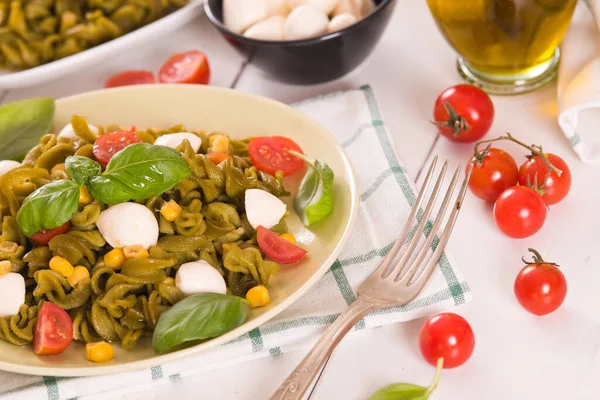 Fusilli Pasta Met Kerstomaten Suikermaïs — Stockfoto