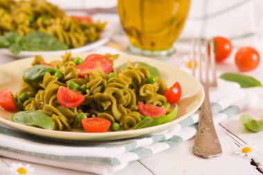 Kiraz domatesli ve bezelyeli Fusilli makarna..