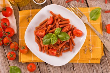 Kirazlı domates ve fesleğenli mercimek makarna.