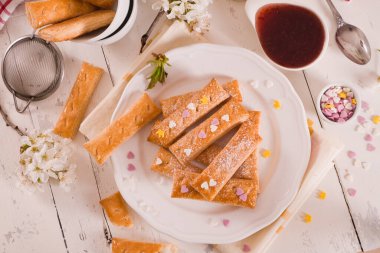 Beyaz yemek puf böreği çerezleri.