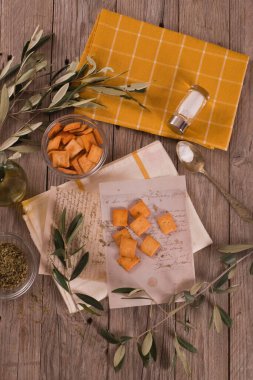 Kurabiye ve zeytinyağlı Crostini ekmeği..