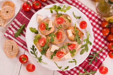 Kiraz domatesli friselle roka..