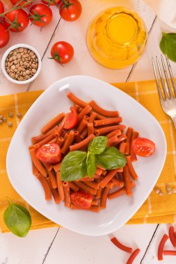 Kirazlı domates ve fesleğenli mercimek makarna.