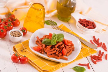 Kirazlı domates ve fesleğenli mercimek makarna.