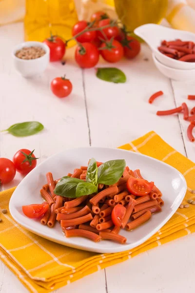 Kirazlı domates ve fesleğenli mercimek makarna.